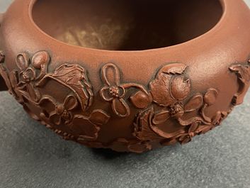 Een Chinese Yixing steengoed theepot met opgelegd floraal decor, Kangxi